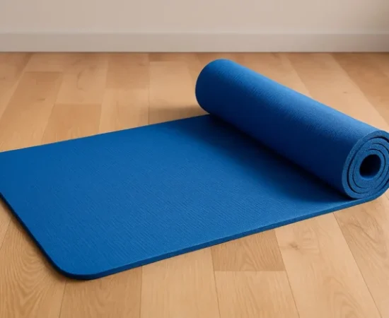 Plava prostirka za vežbanje na drvenom podu, idealna za kućni trening.