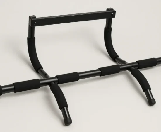 Šipka za zgibove za kućnu upotrebu, prilagodljiva za montažu na vrata.